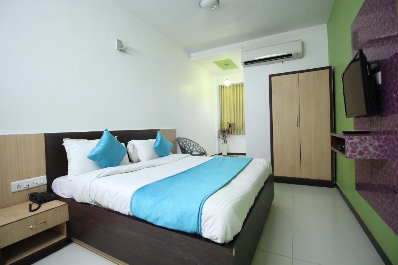 Hotel Hillton Gandhinagar Kültér fotó