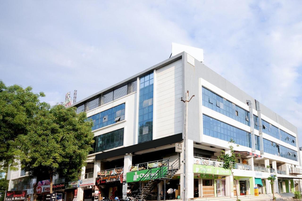 Hotel Hillton Gandhinagar Kültér fotó