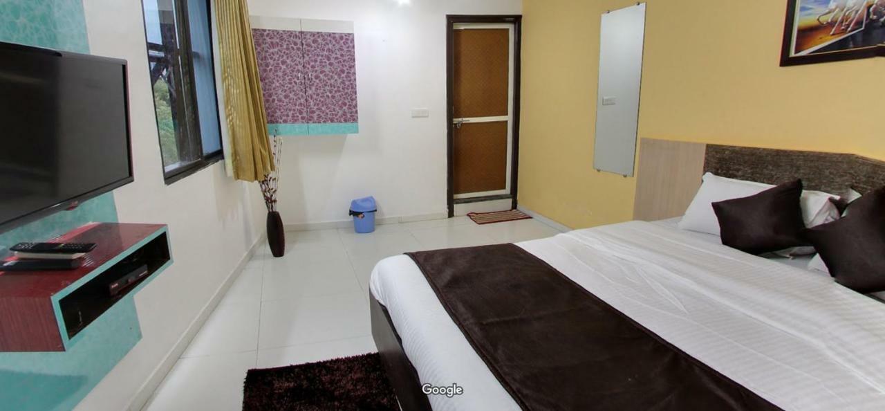 Hotel Hillton Gandhinagar Kültér fotó