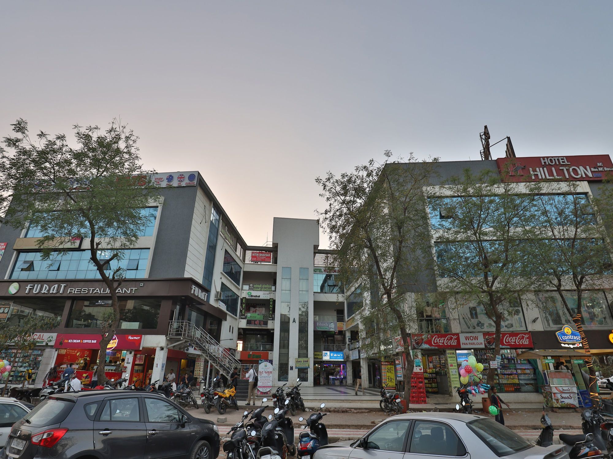 Hotel Hillton Gandhinagar Kültér fotó
