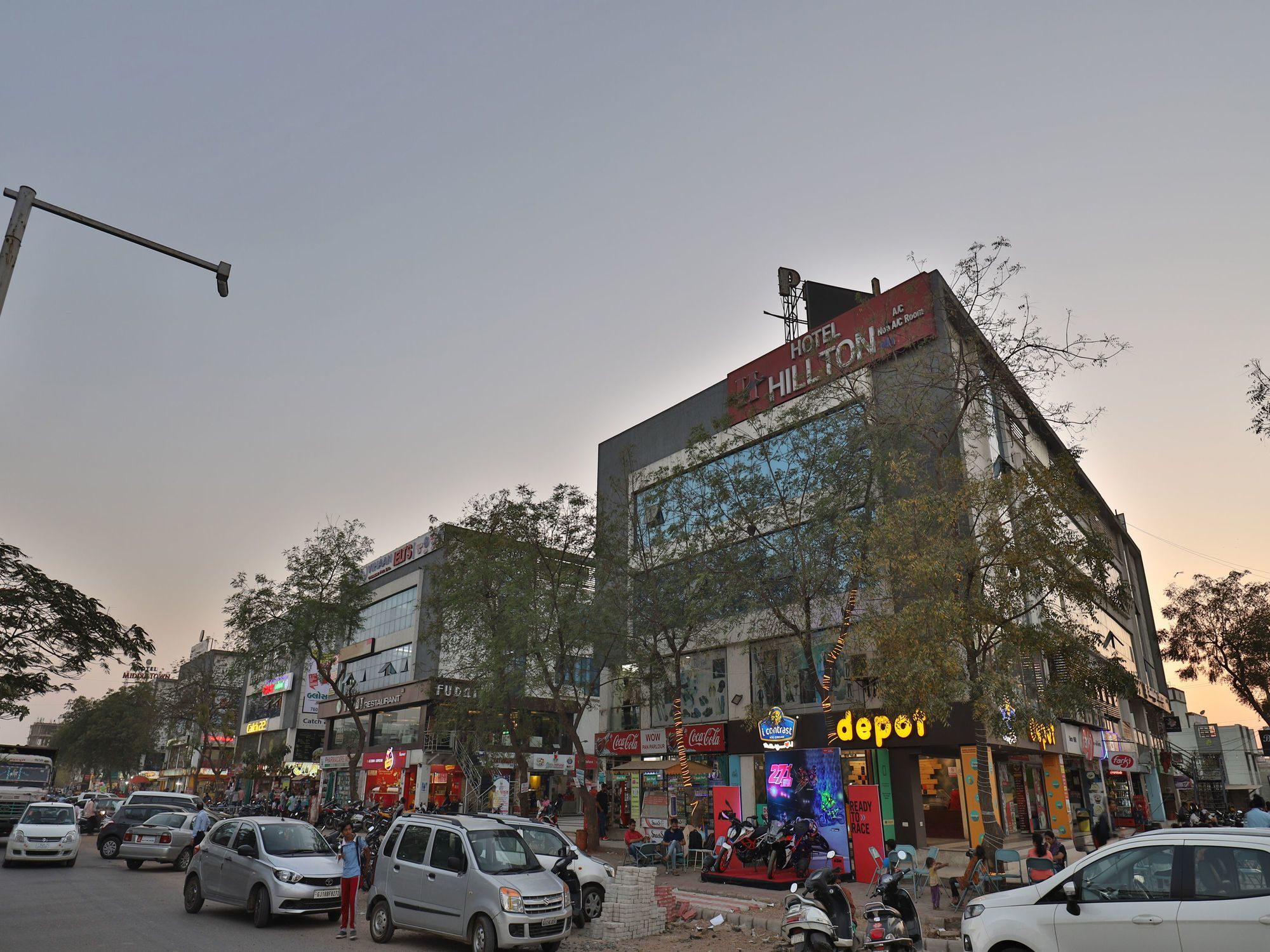 Hotel Hillton Gandhinagar Kültér fotó